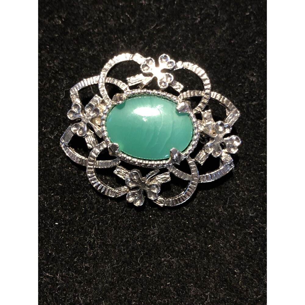 Vintage Clover Framed Setting With Green Agate Center Stone